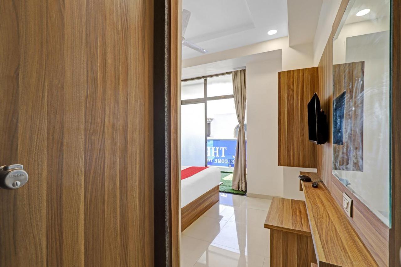 Oyo Flagship 86605 Hotel The Meriton Ahmedabad Exterior foto