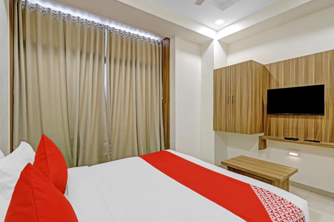 Oyo Flagship 86605 Hotel The Meriton Ahmedabad Exterior foto
