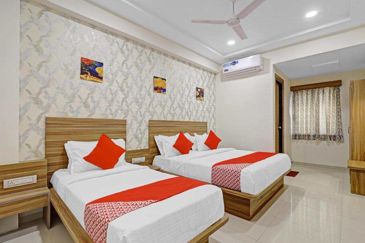 Oyo Flagship 86605 Hotel The Meriton Ahmedabad Exterior foto