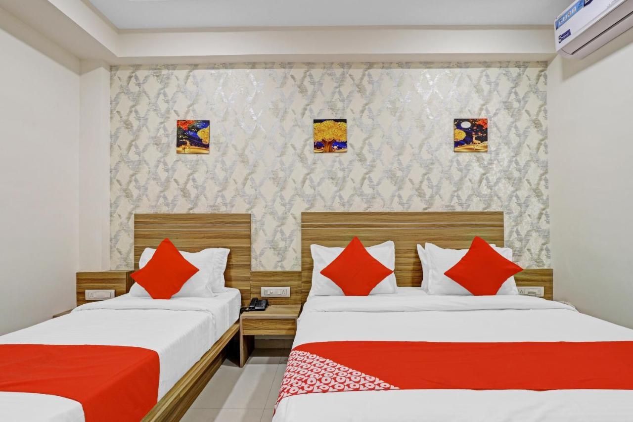 Oyo Flagship 86605 Hotel The Meriton Ahmedabad Exterior foto