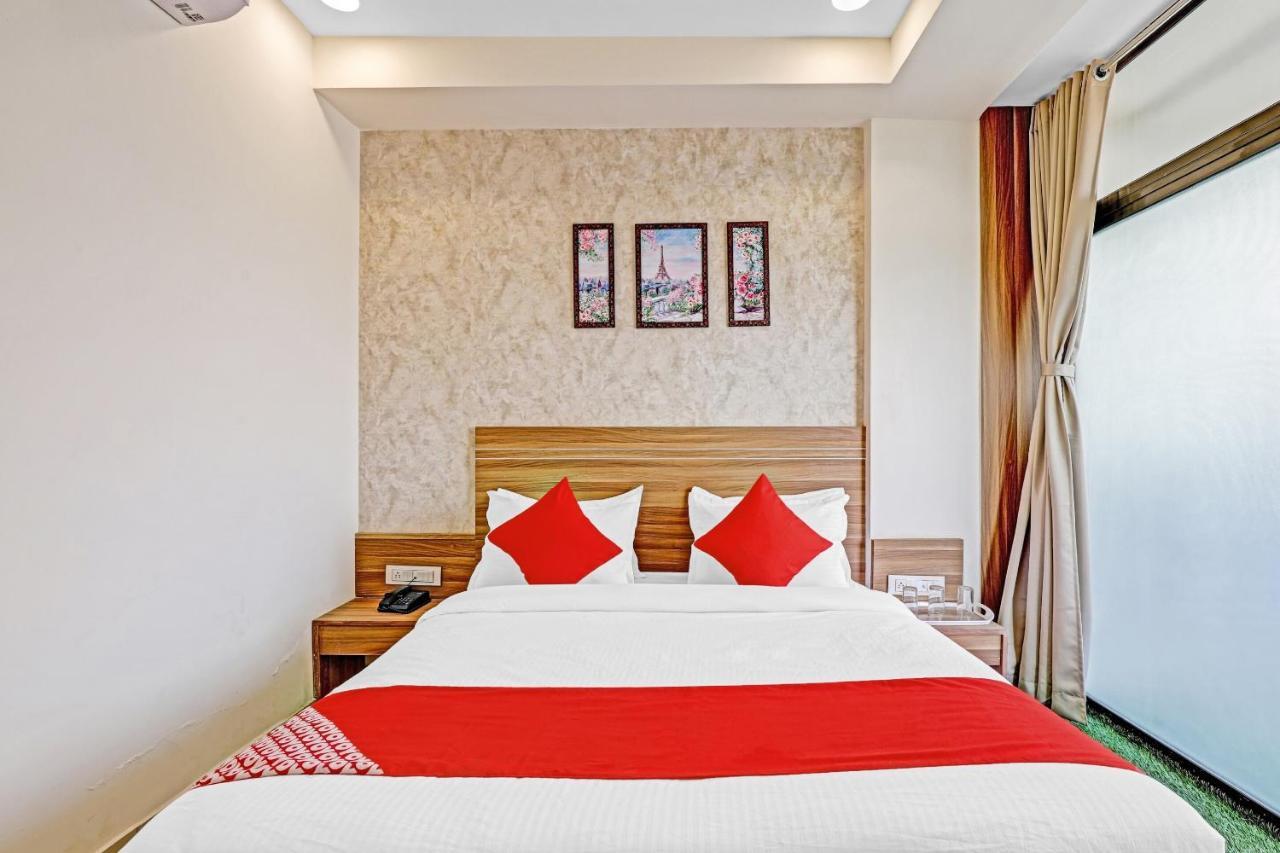 Oyo Flagship 86605 Hotel The Meriton Ahmedabad Exterior foto