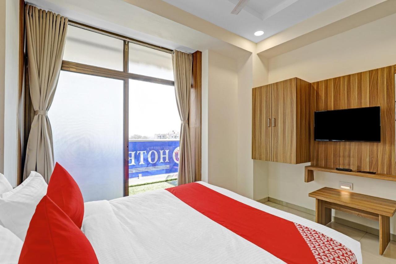 Oyo Flagship 86605 Hotel The Meriton Ahmedabad Exterior foto