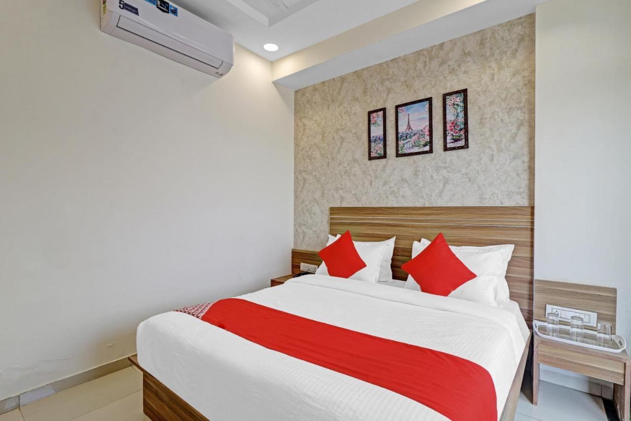 Oyo Flagship 86605 Hotel The Meriton Ahmedabad Exterior foto