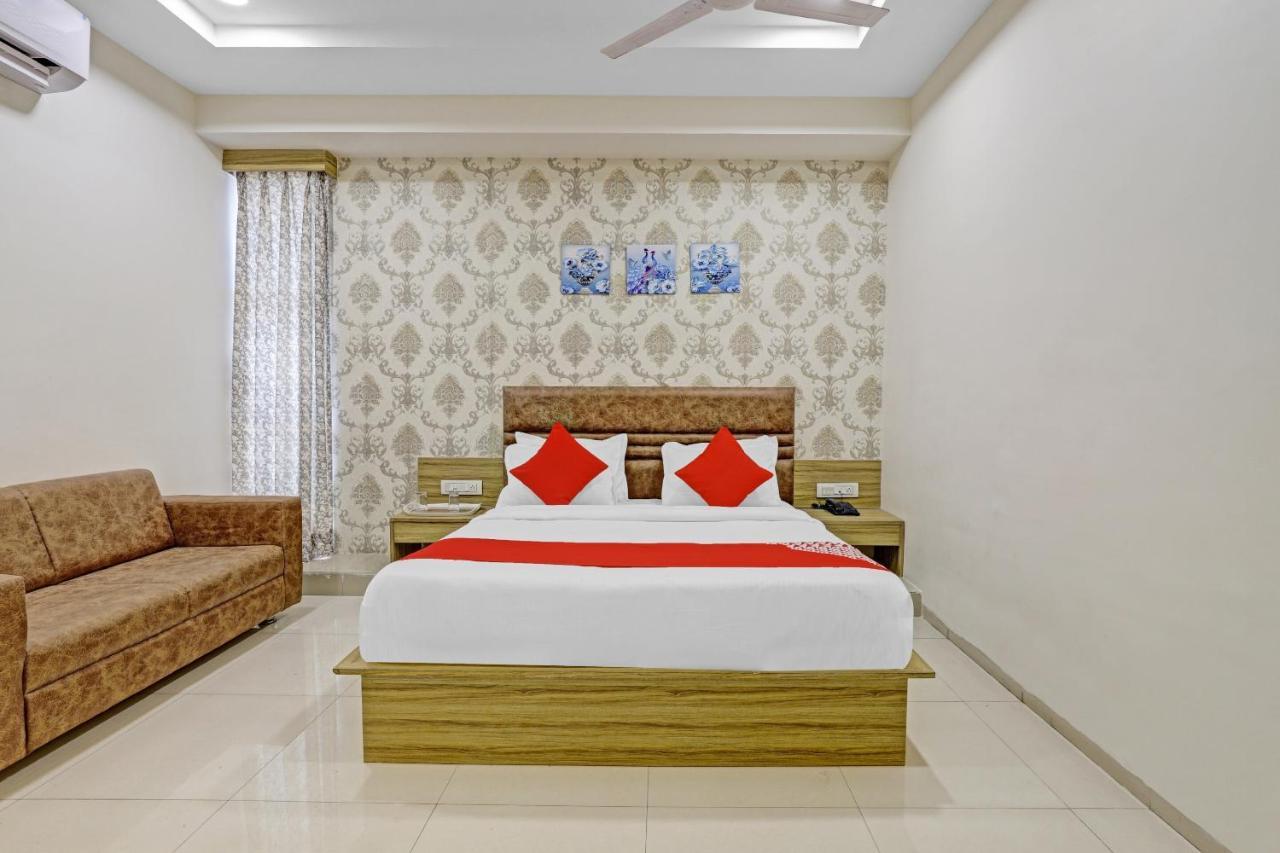 Oyo Flagship 86605 Hotel The Meriton Ahmedabad Exterior foto