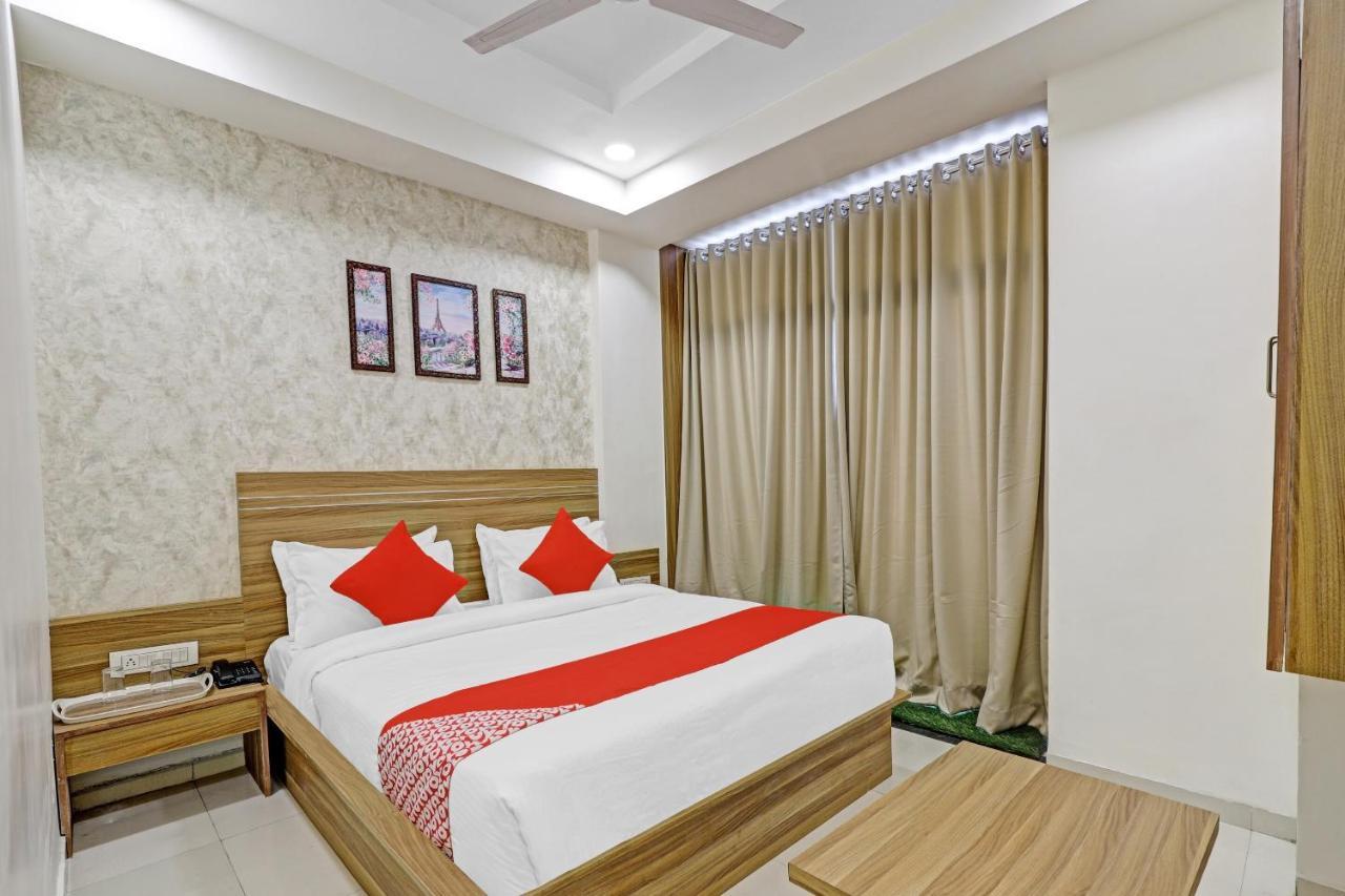 Oyo Flagship 86605 Hotel The Meriton Ahmedabad Exterior foto
