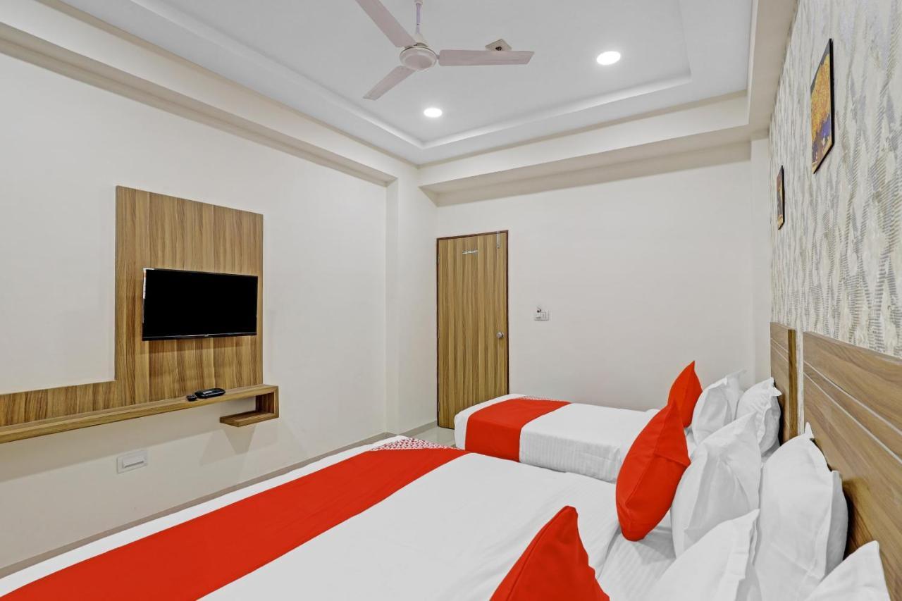 Oyo Flagship 86605 Hotel The Meriton Ahmedabad Exterior foto
